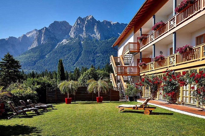 Außenfassade mit Ausblick Berge