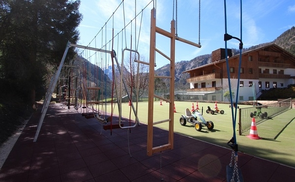 Klettergerüst und Spielplatz in Freien