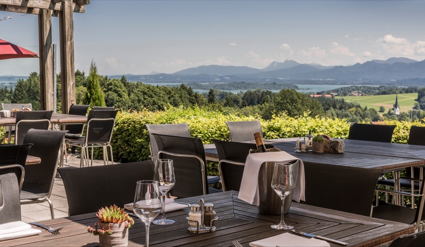 Restaurant Terrasse mit Blick auf See