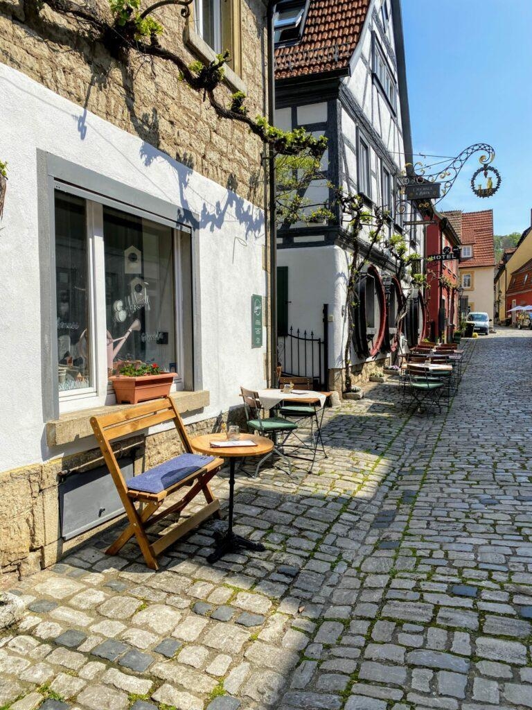 Sitzgelegenheit vor dem Haus