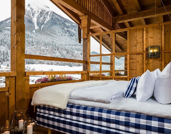 Seniorsuite mit Bett auf dem Balkon